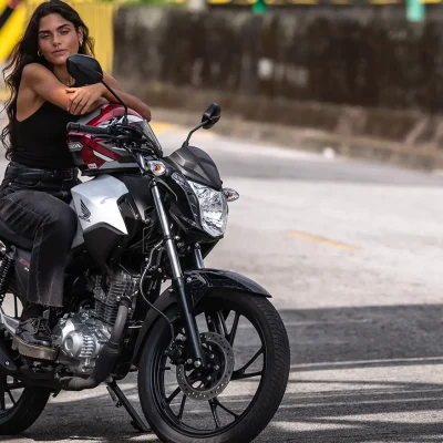 honda-cg-160-cargo-mulher-sentada-na-cg-cargo