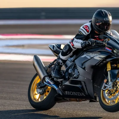 moto-honda-cbr-1000rr-r-fireblade-sp-mat-pearl-morion-black-em-curva